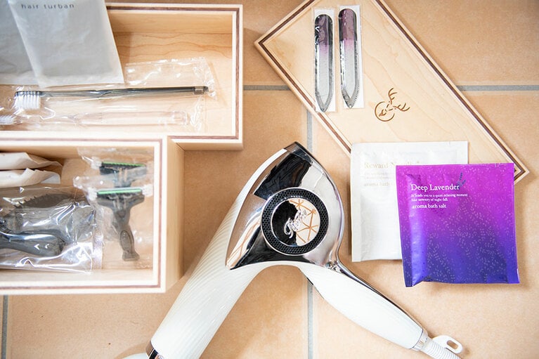 優しい磨き心地の歯ブラシやガラス製の爪磨き、バスソルトなど、こだわりのセレクションが揃うアメニティ。ヘアドライヤーもReFaブランド。