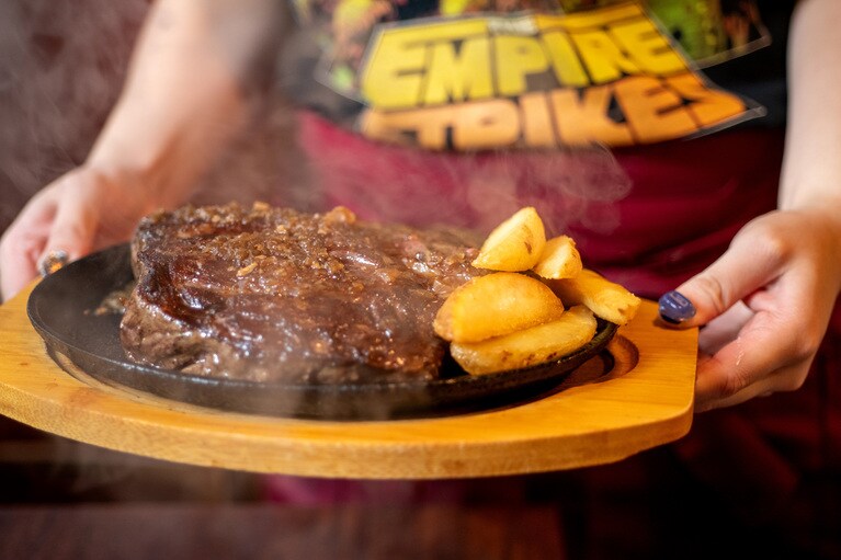 鉄板から立ち上るお肉とオニオンソースの香り。