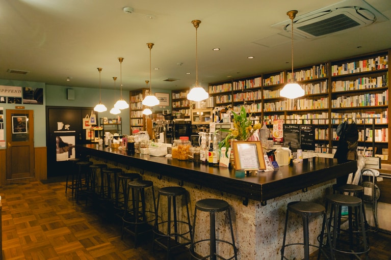 1階は「Cava books」だけでなく、カフェ「出町座のソコ」も入っている。テイクアウトもできるので、ここで飲みものを購入して鴨川デルタへ行くのもよい。