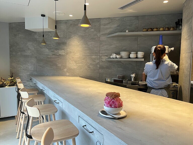 無駄がなくそぎ落とされたライトグレーの店内。