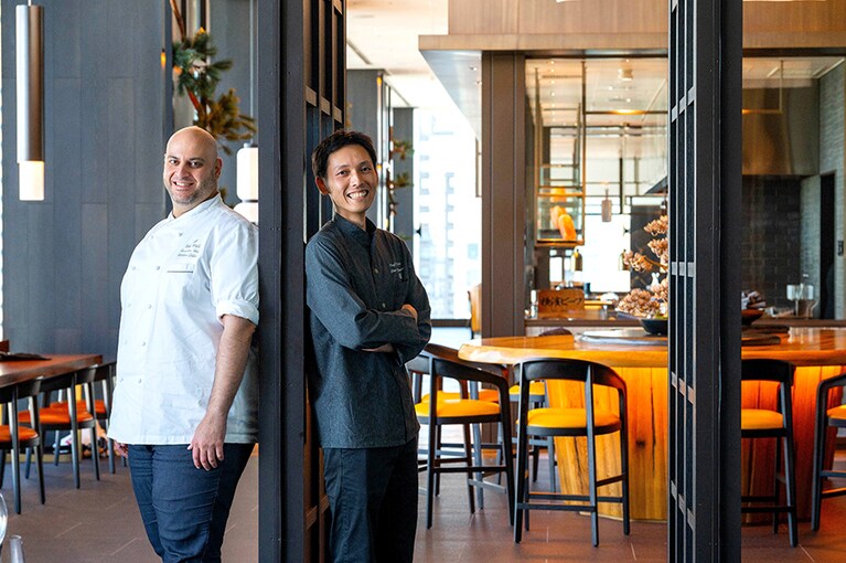 ウェスティンホテル横浜総料理長のウィリアム・カハラ氏（左）と、「アイアン・ベイ」山下正太シェフ。