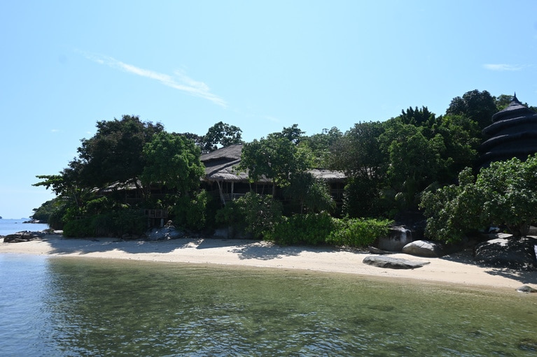 島に到着する時に目にする風景。自然豊かな南の島です。