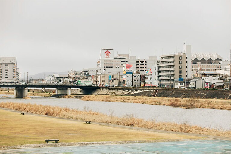 岡山三大河川のひとつ、吉井川は津山の中心街を流れる。こんな長閑なエリアで牛肉三昧したいもの！
