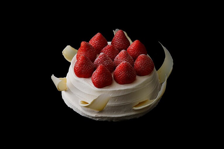 パレスホテル東京「ガトー オゥ フレーズ」(直径12cm、高さ8.5cm／5,400円　直径15cm、高さ8.5cm／6,400円)。