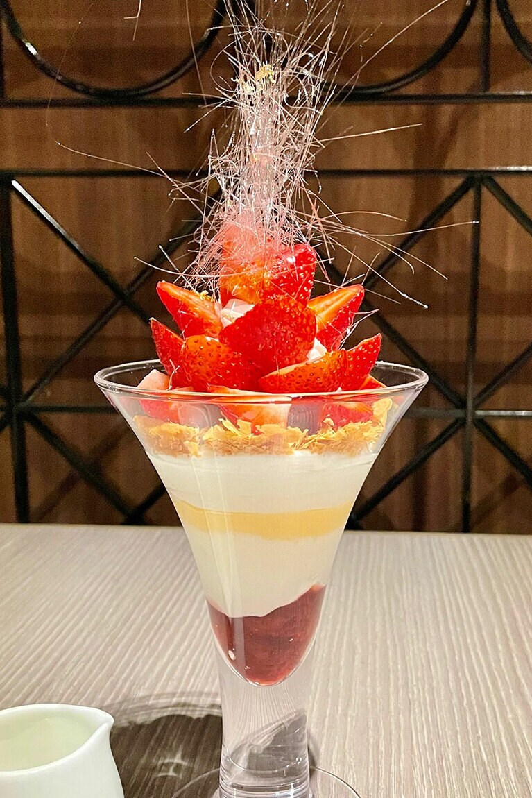 「苺の甘酸っぱい〆パフェ」料金：1,600円（税・サ込）、提供時間：平日 17:30～21:00（L.O. 20:30）／土・日曜・祝日 17:30～21:30（L.O. 21:00）。