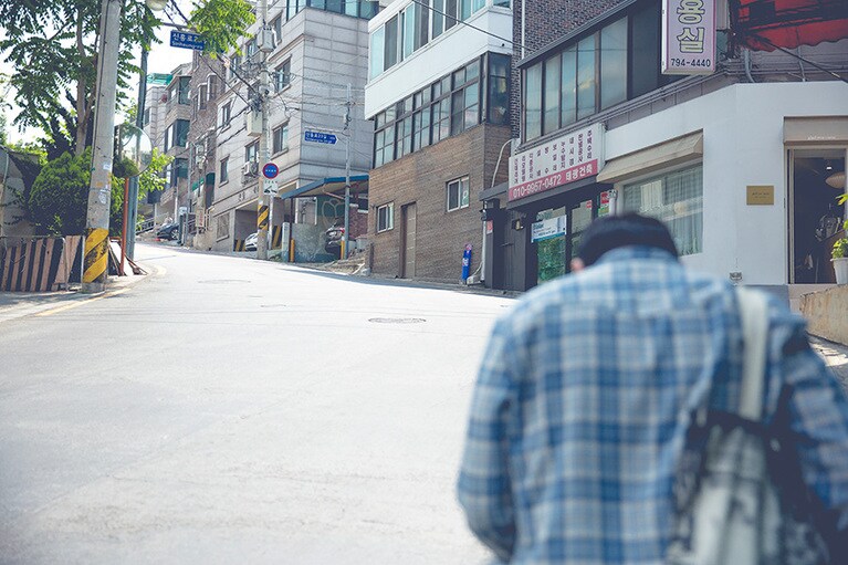 坂の多い解放村。市場までの一本道も当然坂道。