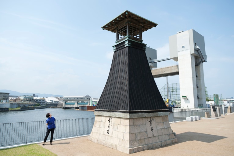 現存する灯台は1858（安政5）年に再建されたもの。1968（昭和43）年、海上保安庁が航路標識として登録。現役の木造灯台としては、日本最古の灯台である。