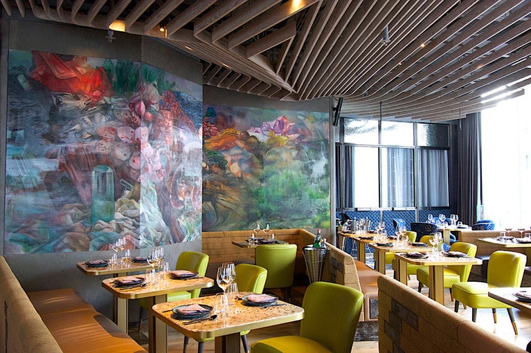 レストランは開放的だが濃密で……。カジュアルだが情熱的な雰囲気。