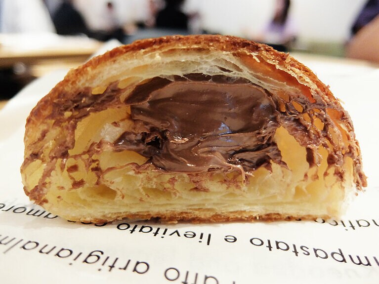 美しい層を成す断面。クリームもタップリ。