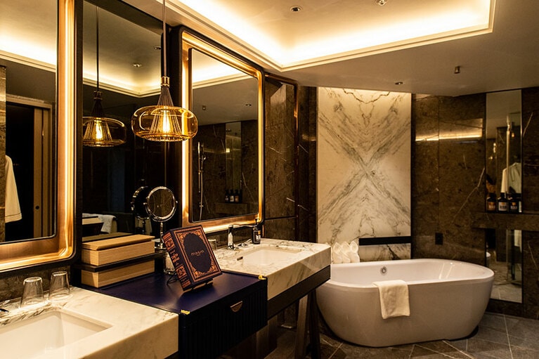 インテリアもゴージャスな「チャプター4 スイート リュクス」のバスルーム。