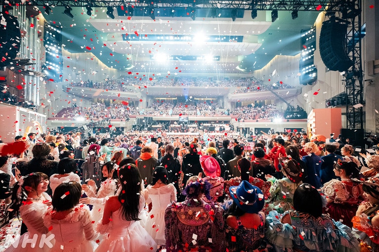 映画「国宝」を彷彿とさせるアーティストの背後からのショット！ 今回のNHK紅白公式画像、ぜぜぜ全体的にすごいな！