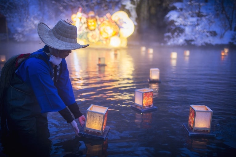 青森ねぶた祭は、七夕祭の灯籠流し（東北地方ではねぶり流し）が起源になったとする説が有力。青森屋は、「ねぶり流し」を現代に再現する。