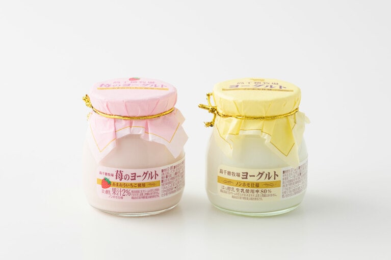 左から：苺のヨーグルト、高千穂牧場ヨーグルト 各180円（115g）。