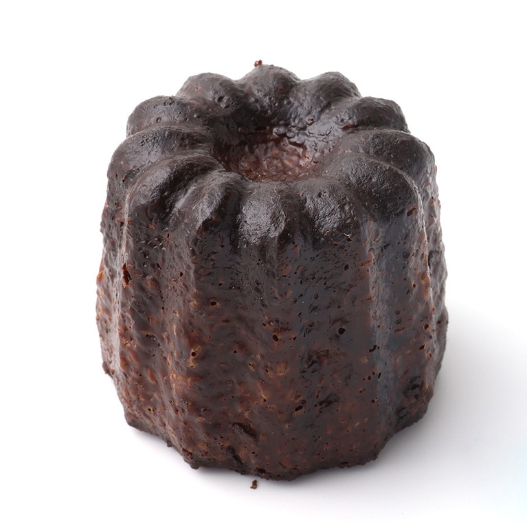 カヌレ・ド・ジロンド 250円。表面はガリッ、中はもちっとやわらかくてコク深い、ラム酒とバニラがふくよかに香るボルドー地方の伝統菓子。溝付きの型で焼く。