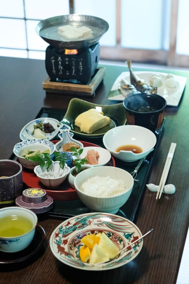 濱中明利氏が作る本格懐石。ちょうどいい塩梅で歯ごたえがのこる油揚げと小松菜のおひたしに感動。