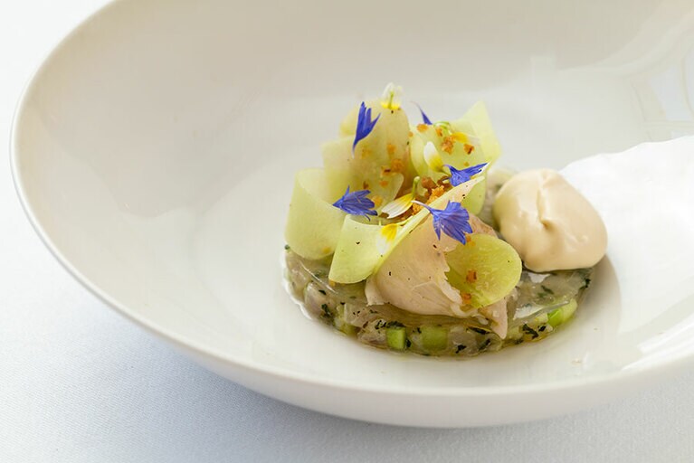 “ボラのカルパッチョと庭のきゅうり”。