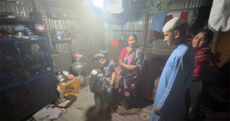 3～4坪の自宅に家族5人で暮らす。パンデミック後、家を失くした家族も合流したという。