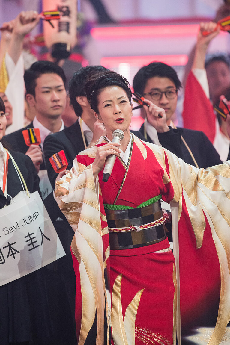 2017年紅白歌合戦リハーサルより。坂本冬美様の輝きは本番さながら。口元から察するに、多分コブシを回していらっしゃる瞬間だろう。　©文藝春秋