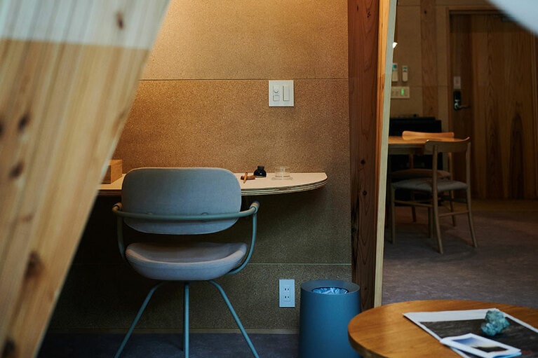 キャビン内にはワーケーション用のデスクも。