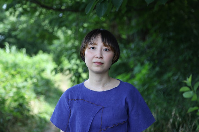 清原惟／映画監督・映像作家。土地や人々の記憶をテーマに、ドキュメンタリーとフィクションのあいだを行き来しながら、リサーチに基づく作品制作を行う。最新作『A Window of Memories』は山形国際ドキュメンタリー映画祭2025インターナショナル・コンペティション部門にて上映され、今夏より劇場公開予定。