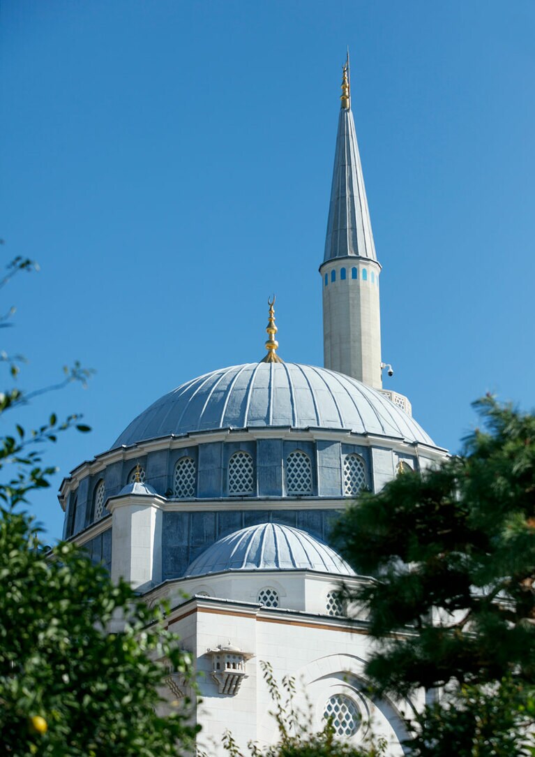 代々木上原の閑静な住宅街に佇む。