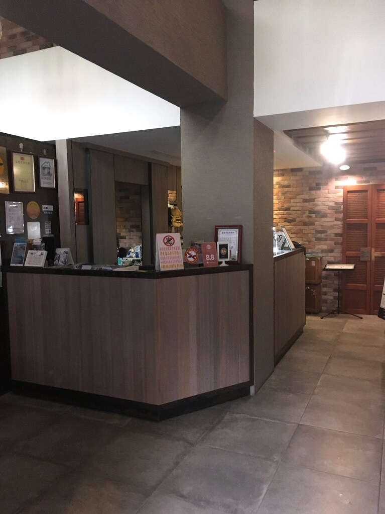 ホテルフロント。チェックインは17:00、チェックアウトは遅めが嬉しい12:00。