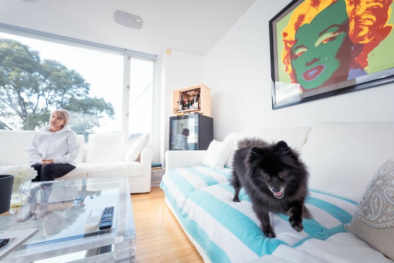 辰夫氏が特に可愛がったという愛犬のクマちゃん （右）