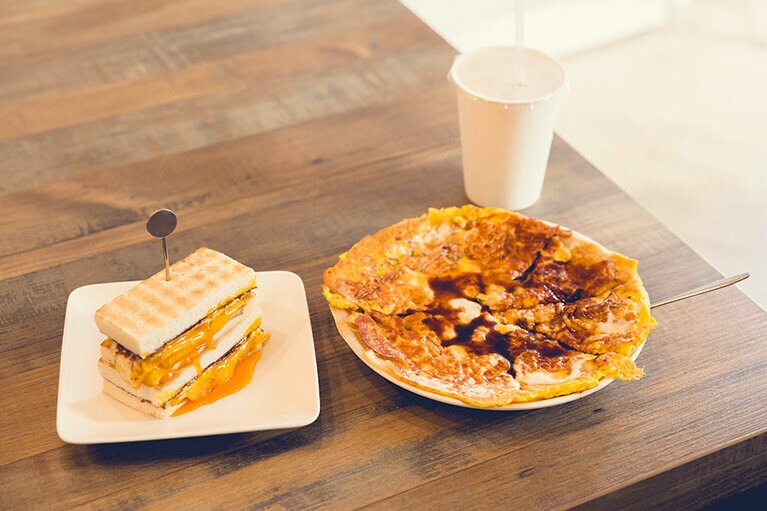 左から：可可起士肉蛋土司(半熟) 80元、台式Pizza蛋餅 65元。