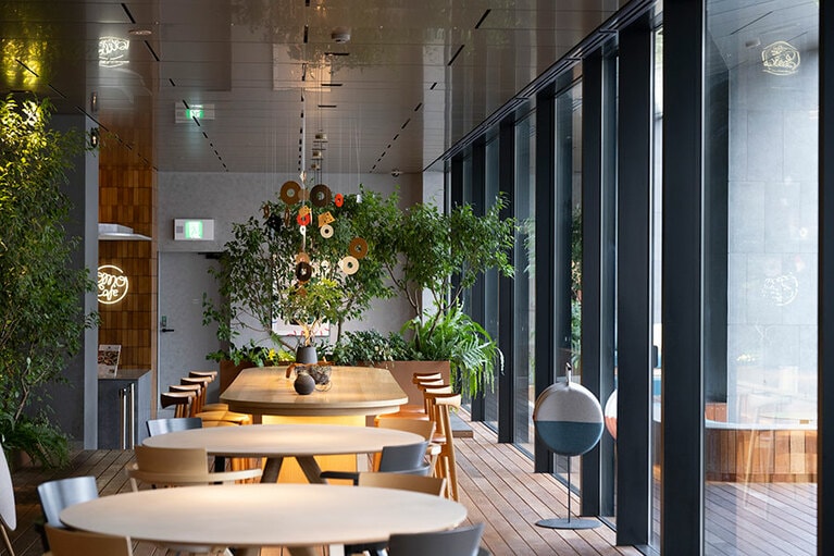 併設するOMOカフェの営業時間は11:00～22:30L.O.。