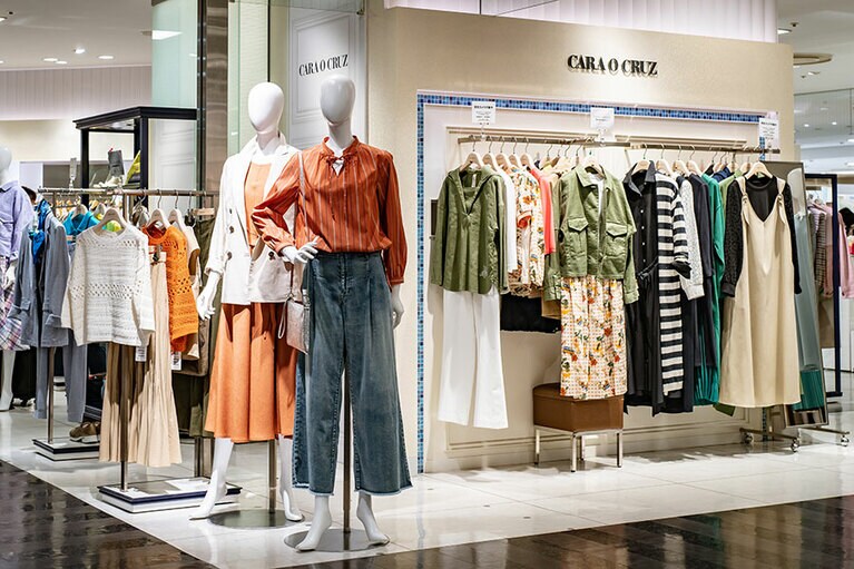 【キャラ・オ・クルス そごう千葉店】明るい色がぱっと目をひくキャラ・オ・クルス そごう千葉店。きれいな色の服を試着すると顔色が明るく見え、華やかな雰囲気になれると喜ばれることが多いそう。