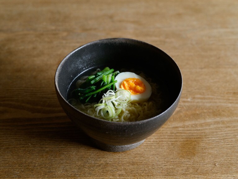 吉田直嗣さんの鉄釉黒鉢。