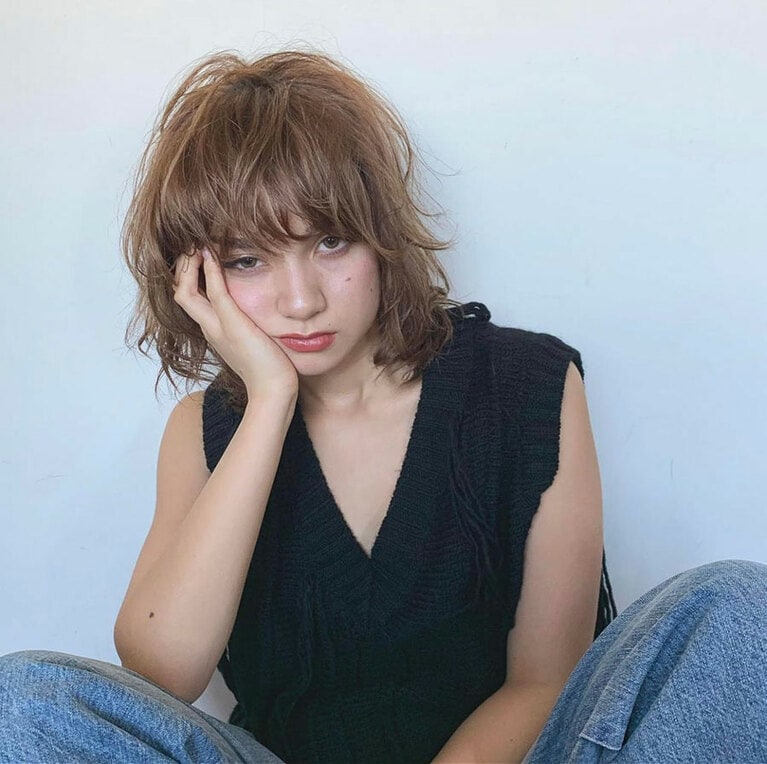 顔色全体も垢抜けて見える、シアーなゴールドベージュ。