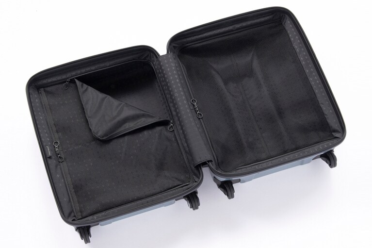 小物を収納できるメッシュポケットで、パッキングもスマートに。