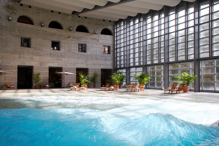 これを目当てにやってくるファンも多い波の出る室内プール「イルマーレ」。