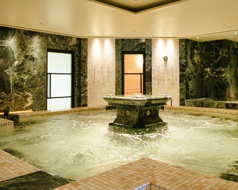 「クラブ オン ザ パーク」にはジェットバスやサウナも完備。日常を忘れてラグジュアリーな癒やしを体感できます。