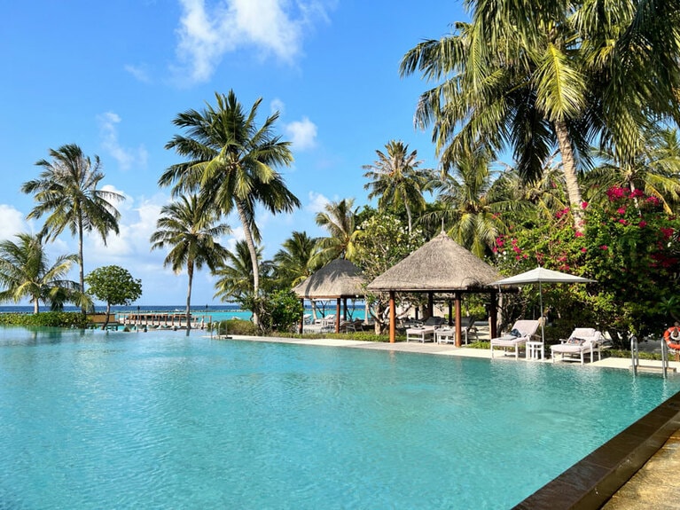 メインプールにはプールに浸かりながら飲み物を楽しむことができるプールサイドバーがある。