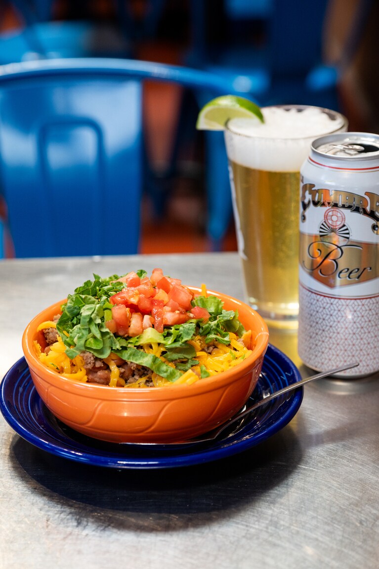 ニューメキシコのソウルフード「フリートパイ」も必食。フリトス（とうもろこしチップ）にチリコンカンをかけたもので、ビールのお供に最高。「デュランズ・フリートパイ」12.15ドル、地元のクラフトビール「クンブレ」7ドル。