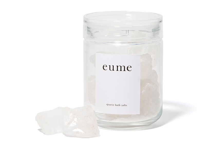 きらめきながら湯に溶けゆく姿を愛でるのも楽しい、天然ヒマラヤ岩塩のバスソルト。eume クォーツバスソルト クリスタル 3,500円。