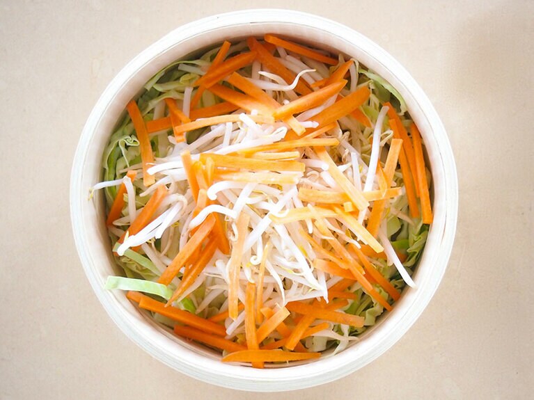 蒸し器に春キャベツ、緑豆もやし、人参を広げ、中火で10分ほど加熱。