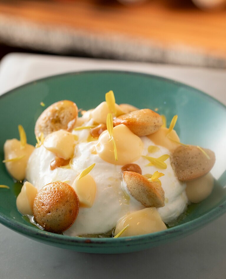 フレッシュクリームチーズにレモンクリームを合わせたデザート。ヨーグルト風味のビスキュイをのせて。