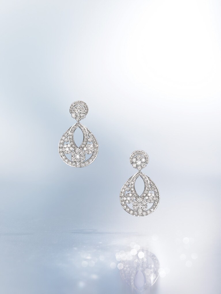 イヤリング「スノーフレイク」（PT×DIA）15,840,000円／ヴァン クリーフ＆アーペル（ヴァン クリーフ＆アーペル ル デスク）