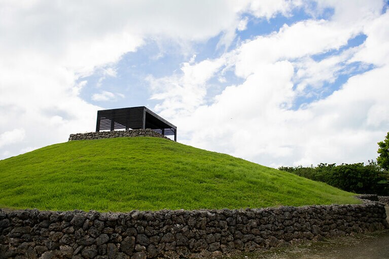 丘の上に建つ見晴台は、施設の全景を眺めることができる場所。