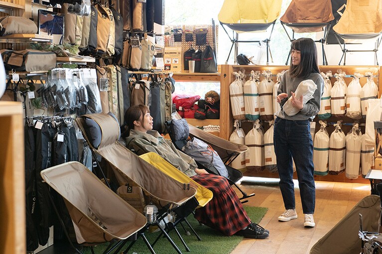 世界中のテントポールを製造する韓国の名門DAC社が手がける、超軽量折りたたみチェア「ヘリノックス」。