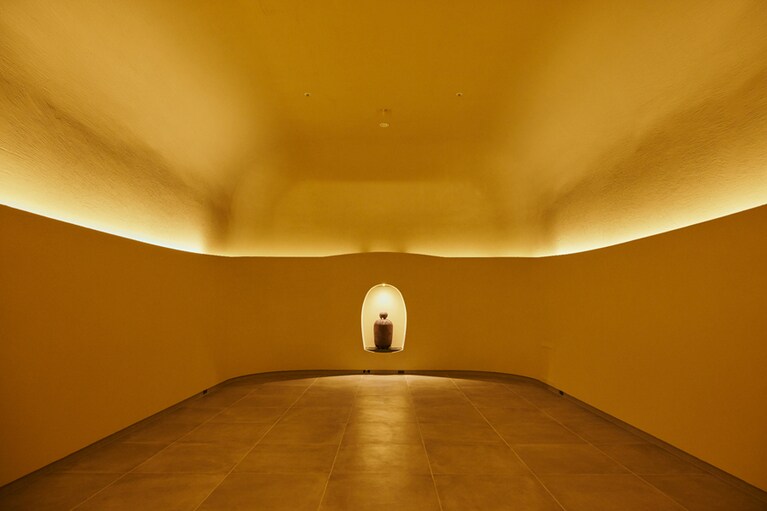 完全防音で瞑想に集中できるメディテーションルーム。建仁寺塔頭寺院・両足院の伊藤東凌さんによる体験プログラムも随時開催。