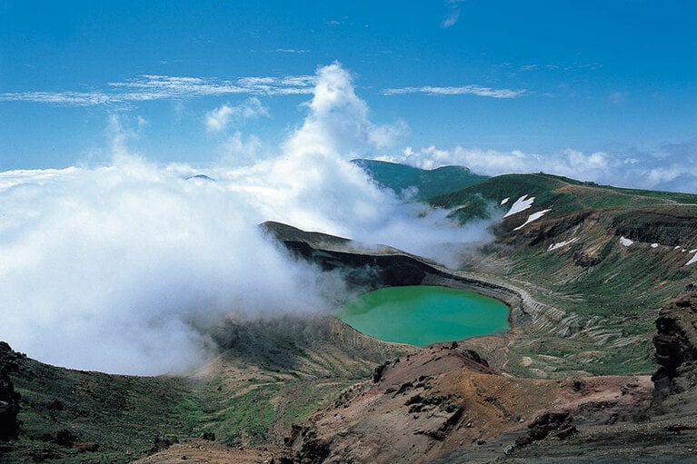 馬の背から見る、エメラルドグリーンの御釜。必見のエメラルドグリーン！