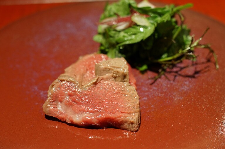 パセリで薄緑色に染まった塩も添えていただく。