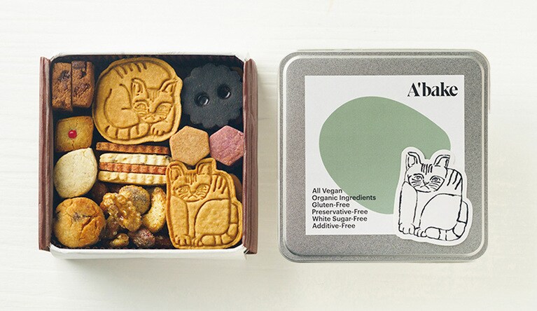  「ギルトフリーなお菓子」をコンセプトに、プラントベースでグルテンフリー、香料や保存料などの添加物や白砂糖は不使用。売り上げの一部を動物愛護団体へ寄付。「Boite a bijoux chat “ねこの宝石箱”2023aw」約390g 4,990円／A’bake