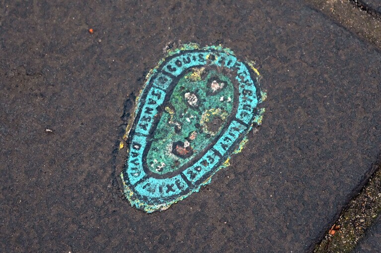 足もとに目をやると、アーティストのベン・ウィルソンによる、吐き捨てられたチューイングガムを使ったアートが。