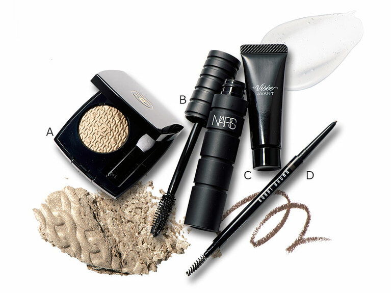 A サテンやパールのように上品な輝きとニュアンスをもたらすホワイトゴールド。オンブル プルミエール プードゥル #926 4,100円／シャネル［2020年11月6日(金)限定発売］、B ひと塗りでボリュームと黒さを極めたインパクトのあるまつ毛をメイク。クライマックス エクストリーム マスカラ 3,600円／NARS JAPAN、C 肌や目もと、唇などに重ねると、うるおいに満ちたツヤをプラスできるマルチフィクサー。ヴィセ アヴァン マルチ グロウ フィクサー 7g 1,200円(編集部調べ)／コーセー、D 眉毛一本一本を繊細に描ける極細芯タイプ。自眉と自然になじみながら、凜々しい強さも引き出せる絶妙なカラー。マイクロ ブロー ペンシル 05 3,600円／ボビイ ブラウン