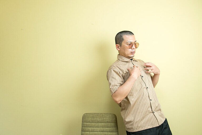 取材中、身振り手振り説明してくれる川原さん「大久保が跳び掛かってきたんですよ！」